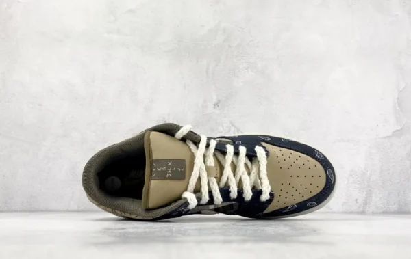 Travis Scott x Nike SB Dunk Low - Image 3