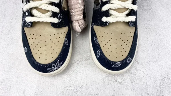 Travis Scott x Nike SB Dunk Low - Image 7