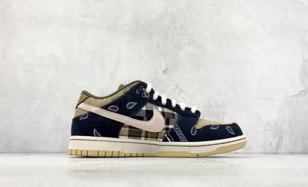 Travis Scott x Nike SB Dunk Low - Image 2