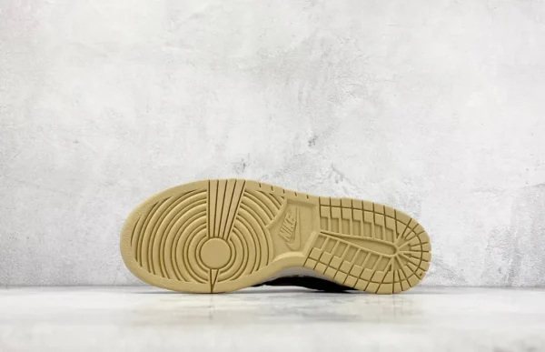 Travis Scott x Nike SB Dunk Low - Image 4