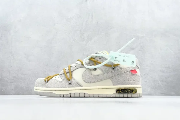 Nike Dunk Low
Off-White Lot 37