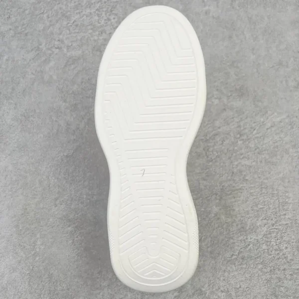 Gucci casual sports shoe - Image 9
