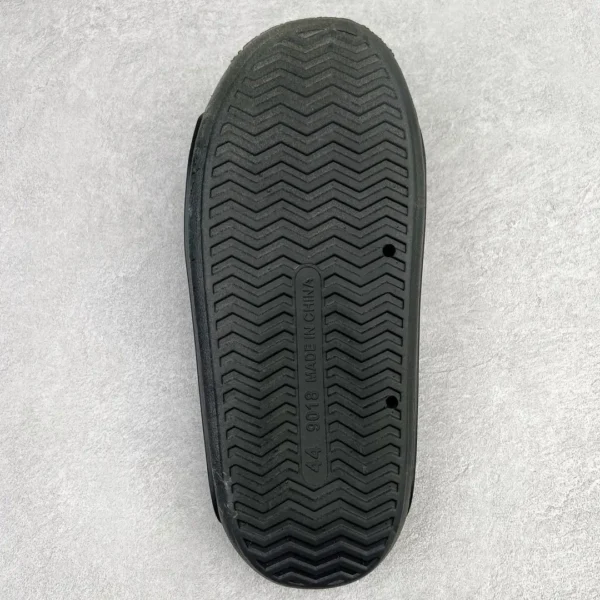 Gucci Slippers - Image 4