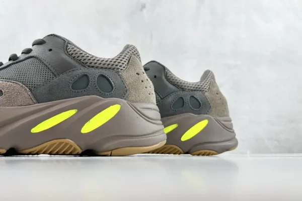 Yeezy Boost 700
Mauve - Image 8