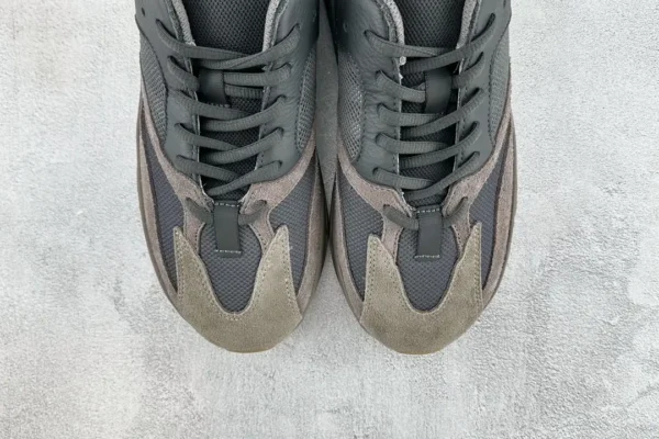 Yeezy Boost 700
Mauve - Image 7