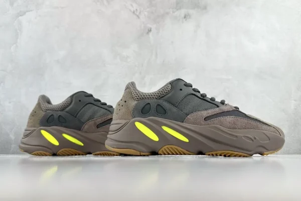 Yeezy Boost 700
Mauve - Image 6