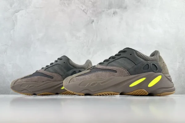 Yeezy Boost 700
Mauve - Image 5