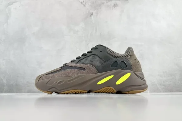 Yeezy Boost 700
Mauve