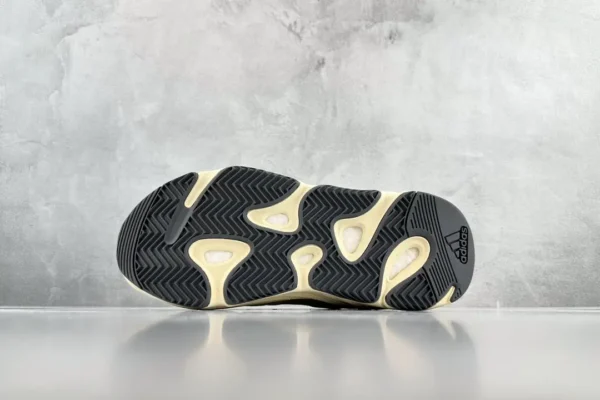 Yeezy Boost 700
Analog - Image 4