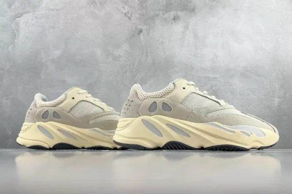 Yeezy Boost 700
Analog - Image 6
