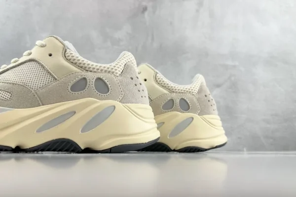 Yeezy Boost 700
Analog - Image 8
