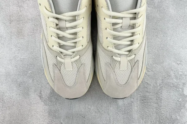 Yeezy Boost 700
Analog - Image 7