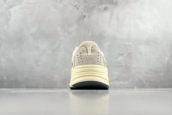 Yeezy Boost 700
Analog - Image 9