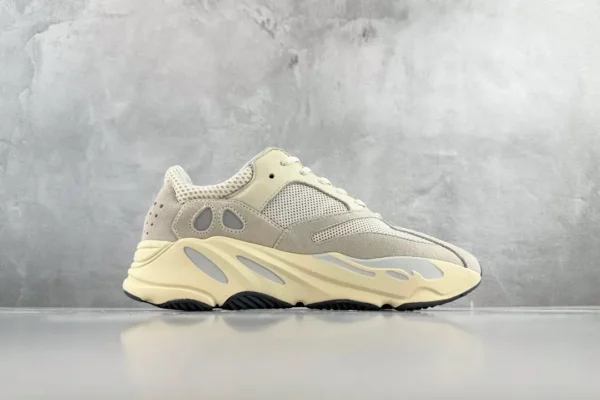 Yeezy Boost 700
Analog - Image 2
