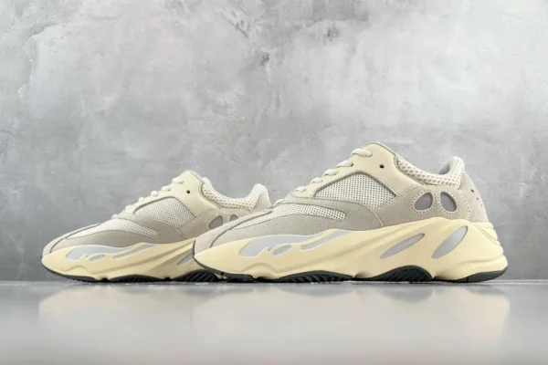 Yeezy Boost 700
Analog - Image 5