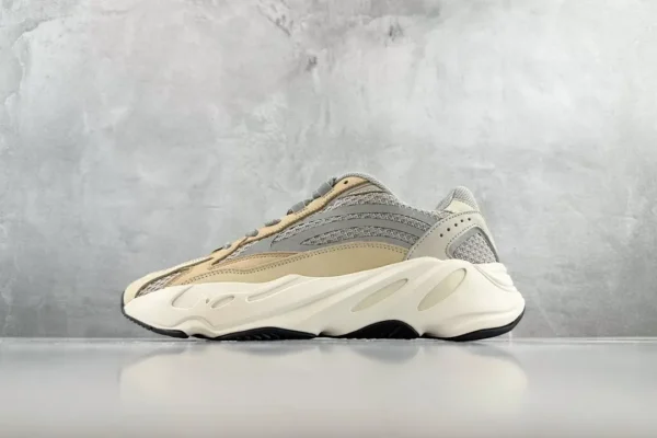 Yeezy Boost 700 V2
Cream