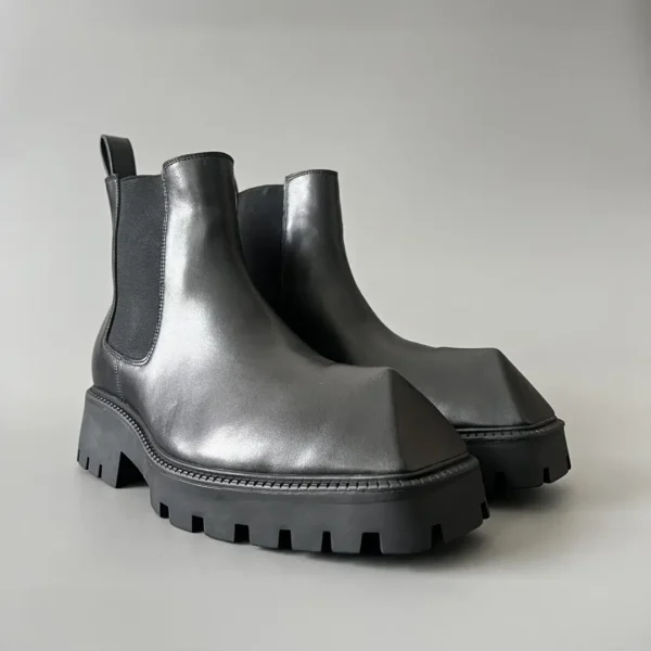 Balenciaga, a Parisian family, Rhino, a durable British midsole, Chelsea rhinoceros - Image 3