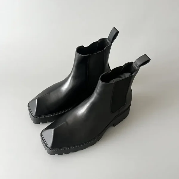 Balenciaga, a Parisian family, Rhino, a durable British midsole, Chelsea rhinoceros - Image 8