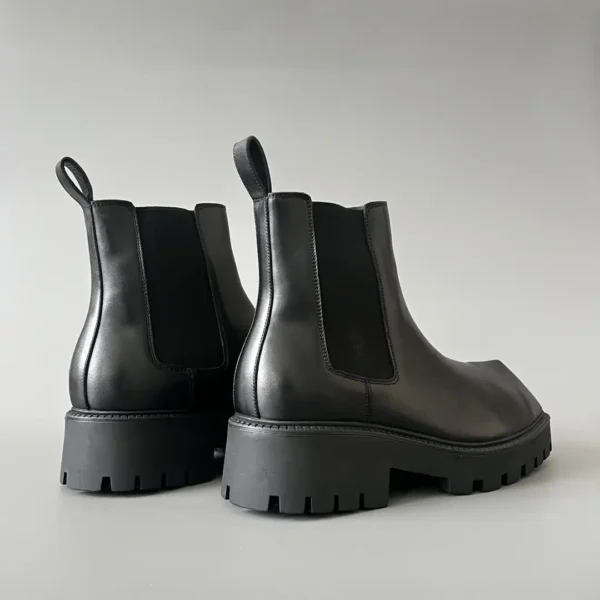 Balenciaga, a Parisian family, Rhino, a durable British midsole, Chelsea rhinoceros - Image 4