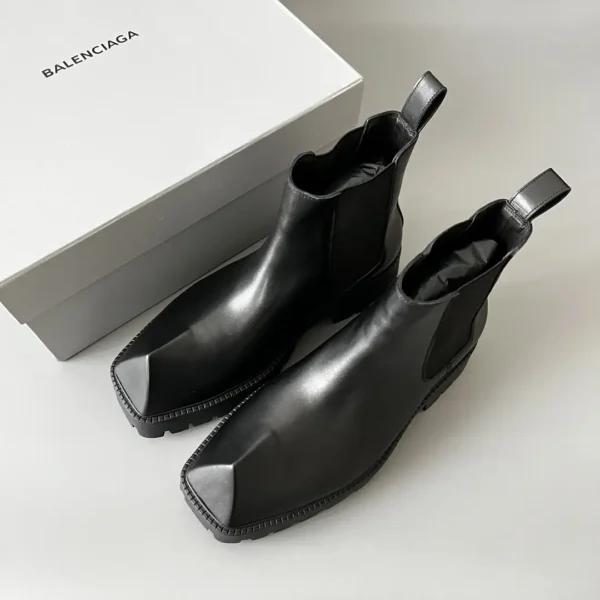 Balenciaga, a Parisian family, Rhino, a durable British midsole, Chelsea rhinoceros - Image 9