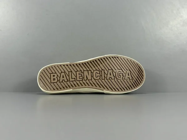 Balenciaga Paris Semi-trailer - Image 8