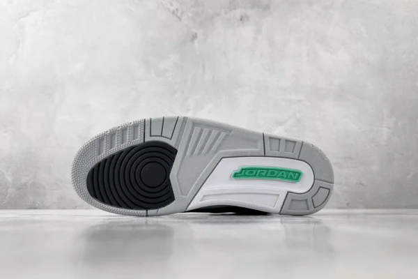 Air Jordan 3 Retro "Green Glow" in black and green - Image 4
