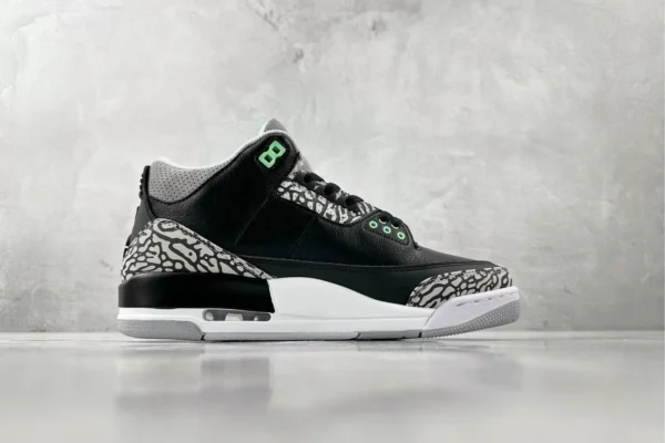 Air Jordan 3 Retro "Green Glow" in black and green - Image 2