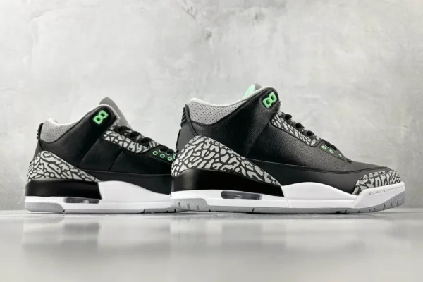 Air Jordan 3 Retro "Green Glow" in black and green - Image 6