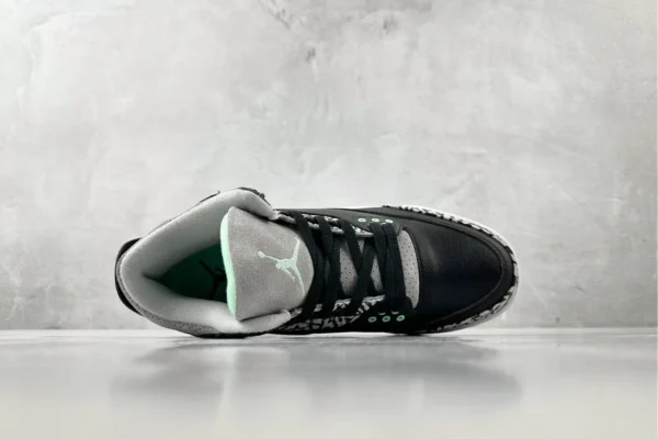 Air Jordan 3 Retro "Green Glow" in black and green - Image 3