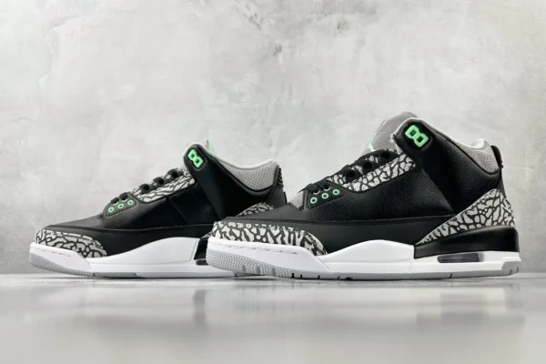 Air Jordan 3 Retro "Green Glow" in black and green - Image 5