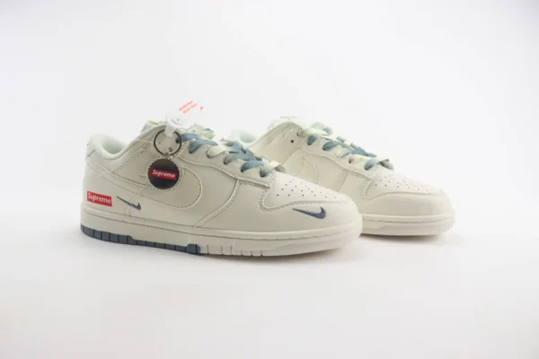 Nike SB Dunk Low x Supreme - Image 2