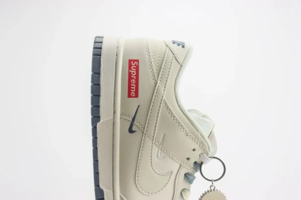 Nike SB Dunk Low x Supreme - Image 7