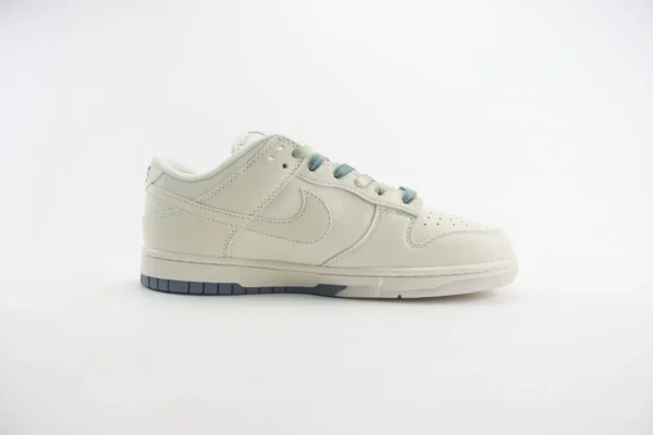 Nike SB Dunk Low x Supreme - Image 3