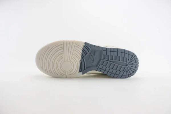 Nike SB Dunk Low x Supreme - Image 4