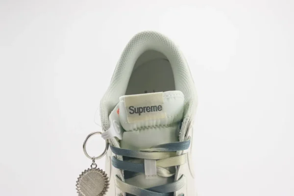 Nike SB Dunk Low x Supreme - Image 9