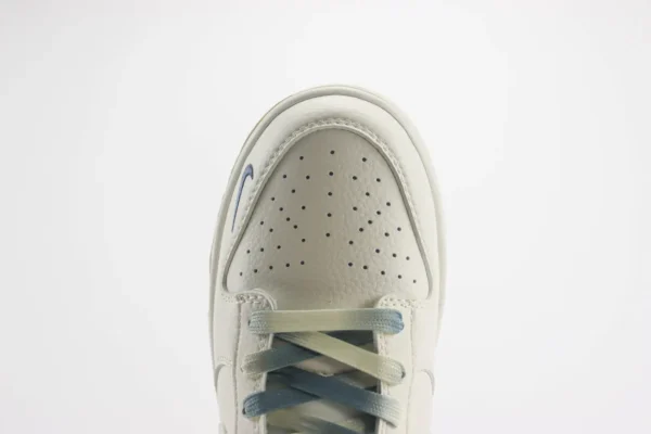 Nike SB Dunk Low x Supreme - Image 8