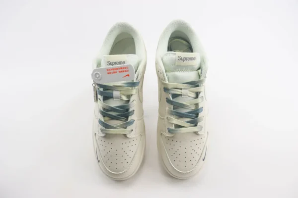 Nike SB Dunk Low x Supreme - Image 5