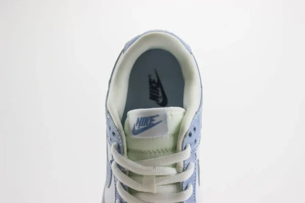Nike SB Dunk Low x Supreme - Image 9