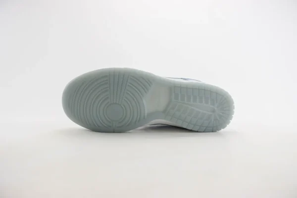 Nike SB Dunk Low x Supreme - Image 4