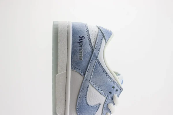 Nike SB Dunk Low x Supreme - Image 7