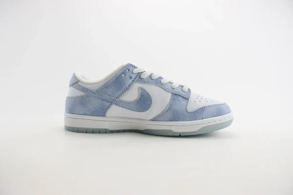 Nike SB Dunk Low x Supreme - Image 3