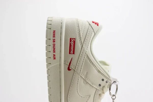 Nike SB Dunk Low x Supreme - Image 7