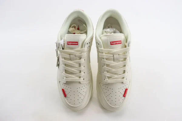 Nike SB Dunk Low x Supreme - Image 5