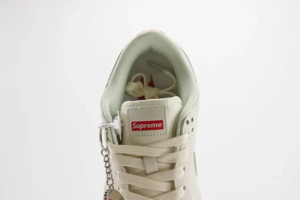 Nike SB Dunk Low x Supreme - Image 9