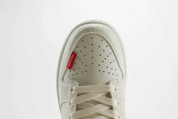 Nike SB Dunk Low x Supreme - Image 8
