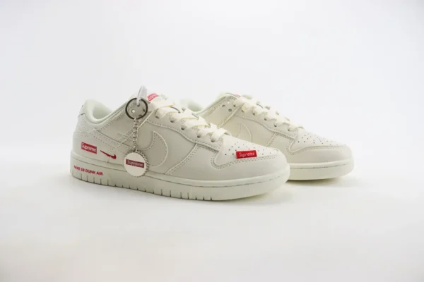 Nike SB Dunk Low x Supreme - Image 2
