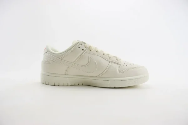 Nike SB Dunk Low x Supreme - Image 3