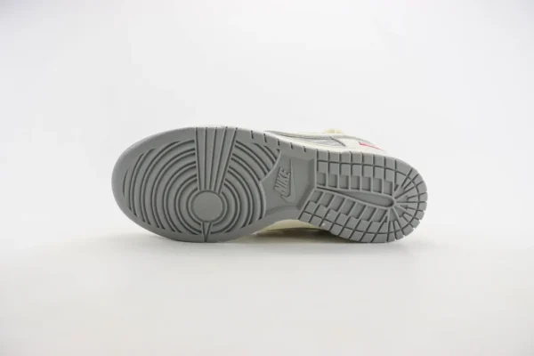 Nike SB Dunk Low x Supreme - Image 4