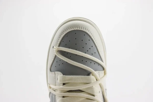 Nike SB Dunk Low x Supreme - Image 8