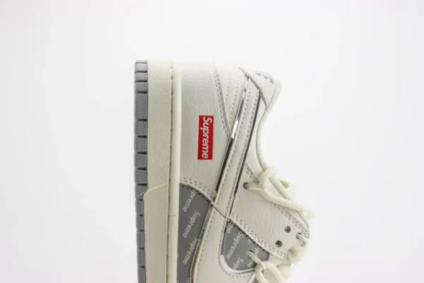 Nike SB Dunk Low x Supreme - Image 7